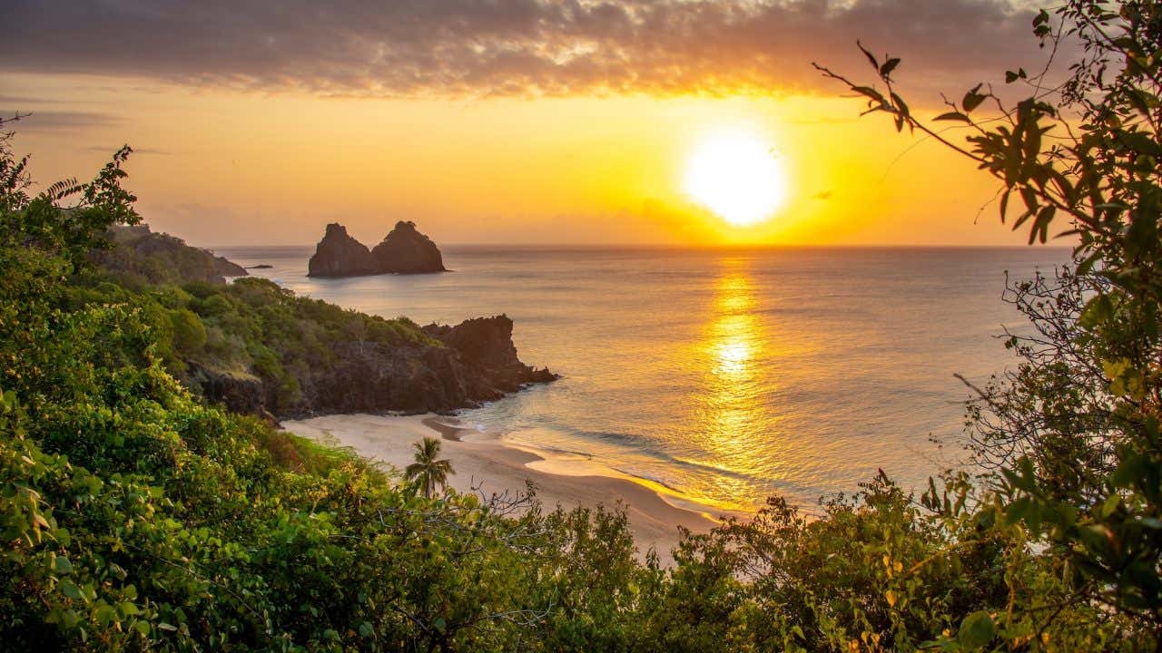 Vista panorâmica de um dos mirantes de Fernando de Noronha ao pôr do sol