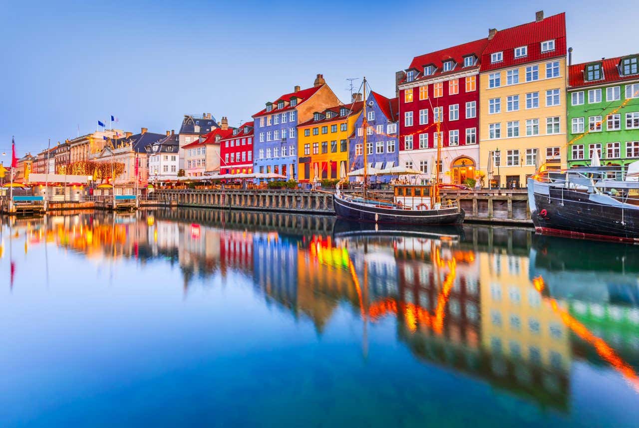 Canal de Copenhague aux maisons colorées en fin de journée avec des reflets sur l'eau