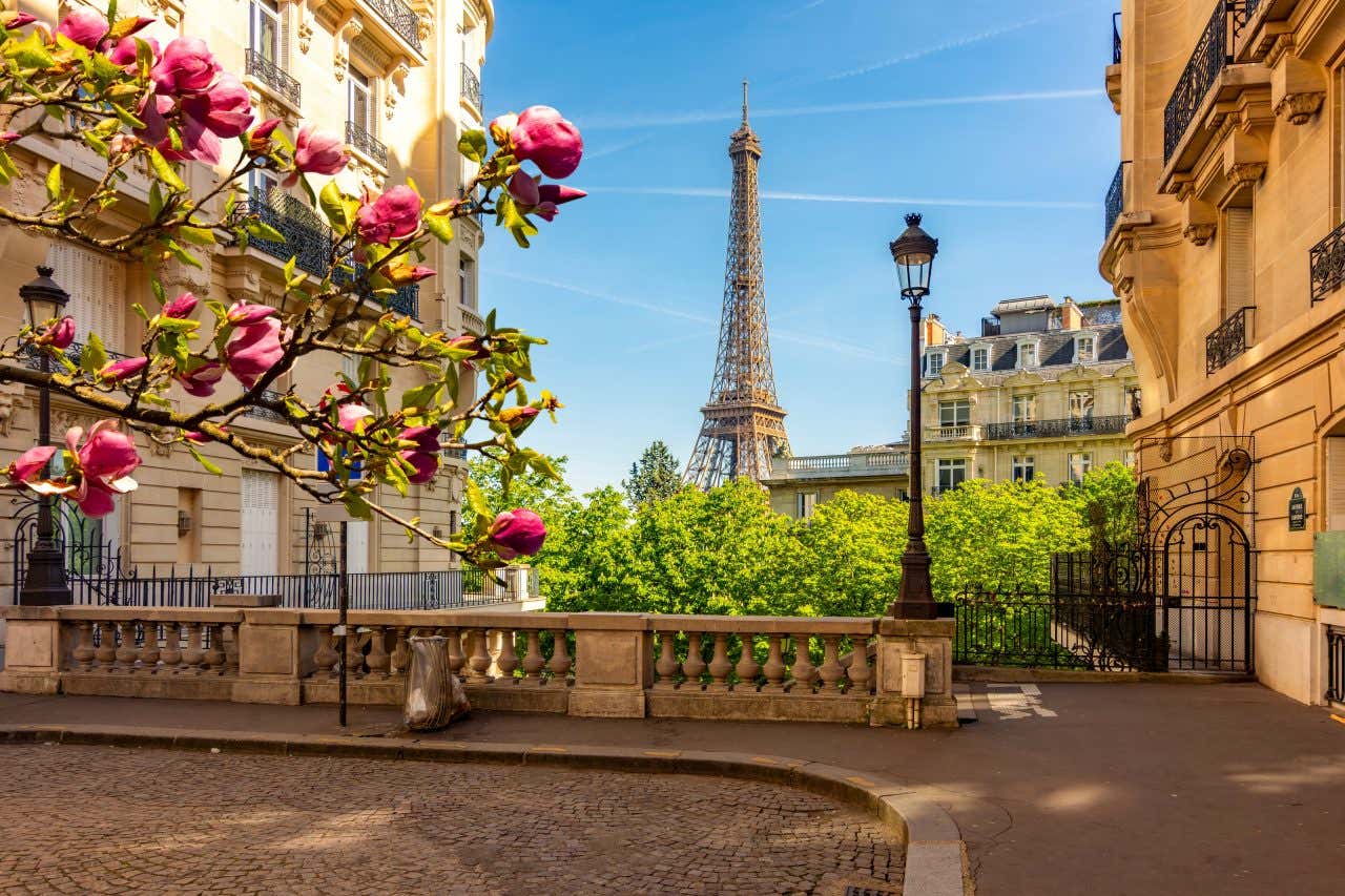 Vue sur la tour Eiffel depuis une rue parisienne sous le ciel bleu