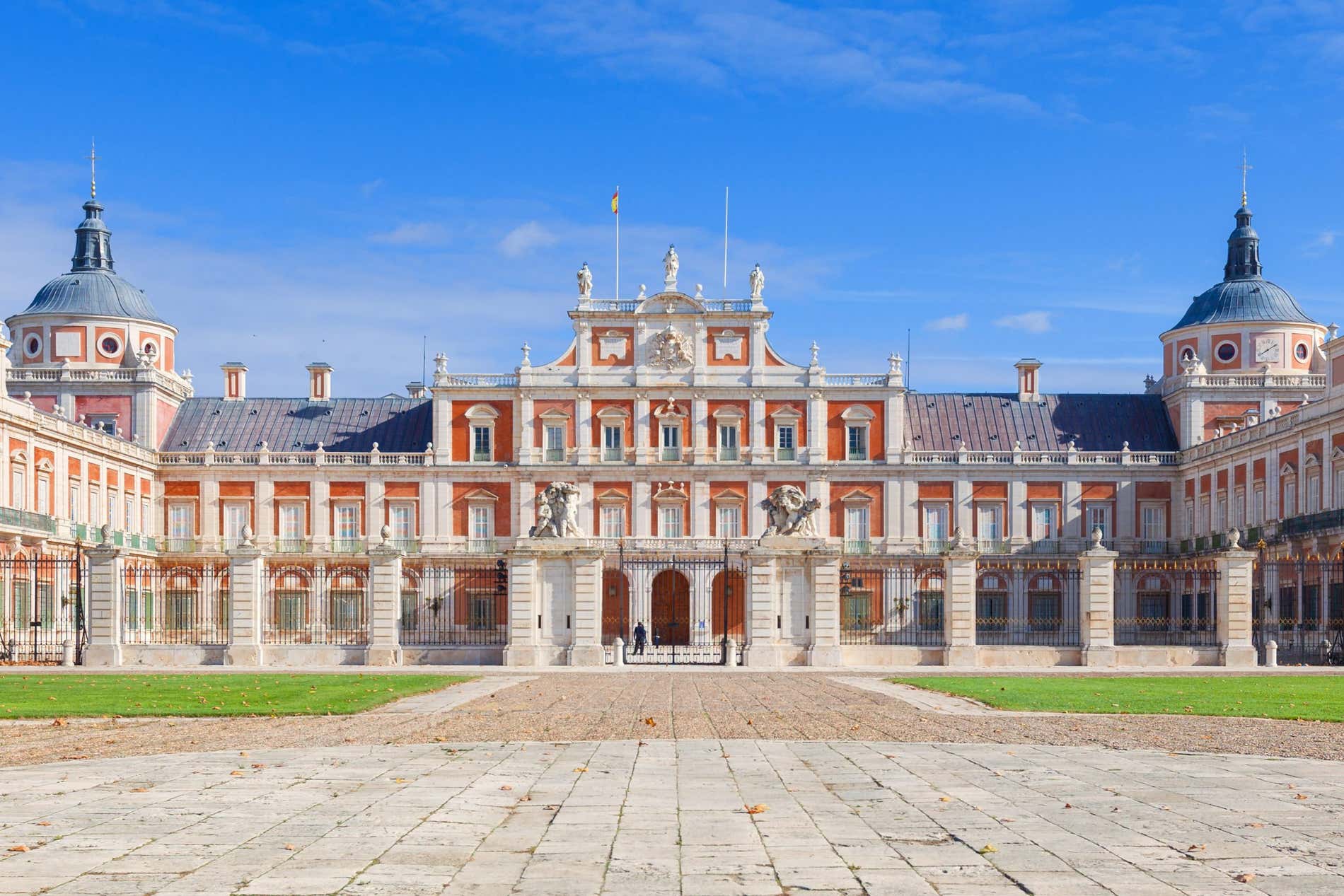 Vue de face du palais royal d'Aranjuez, dans la région de Madrid, classé au patrimoine mondial de l'UNESCO, par une journée claire et ensoleillée