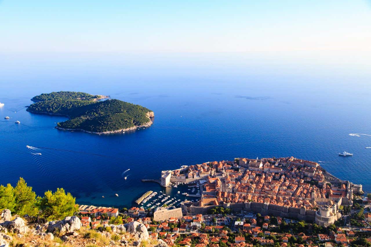 Vue sur Dubronvnik et l'île Lokrum, où vous pouvez faire une excursion