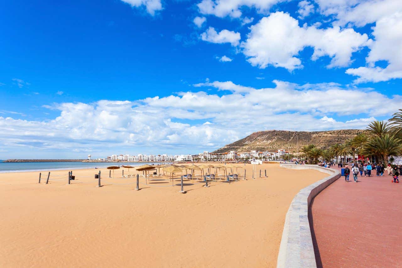 Corniche et plage d'Agadir, avec des personnes se promenant