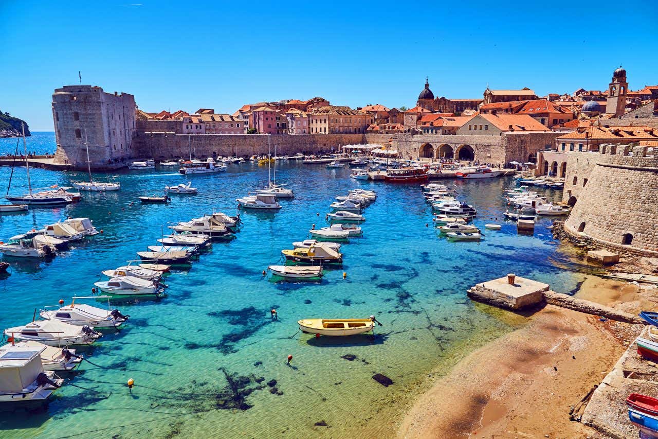 Baie de Dubrovnik avec des petits bateaux amarrés sur une eau turquoise