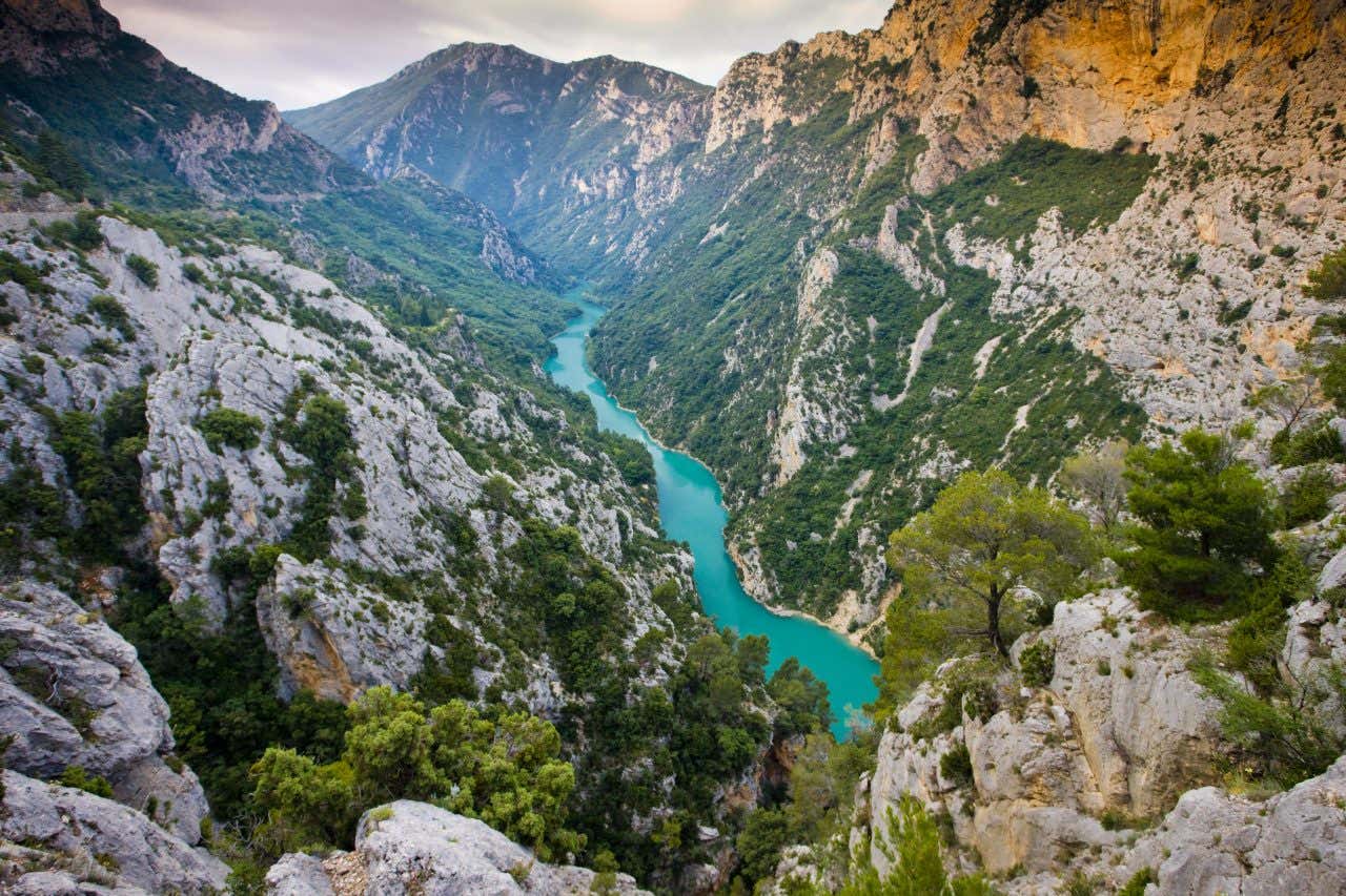 Paysage des gorges du Verdon, avec la rivière entre les roches