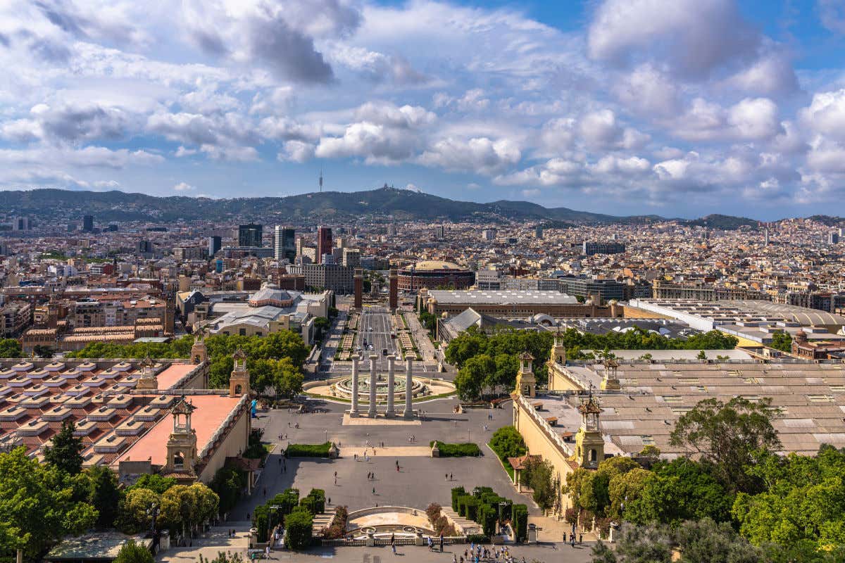 Panorámica desde las alturas de una avenida de Barcelona con las montañas al fondo