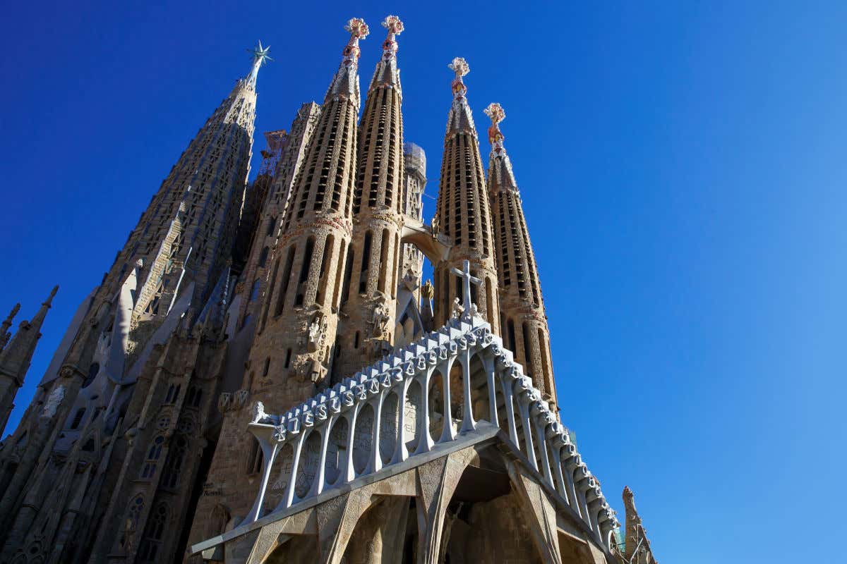 Vue en contre-plongée de la Sagrada Familia sur fond de ciel bleu