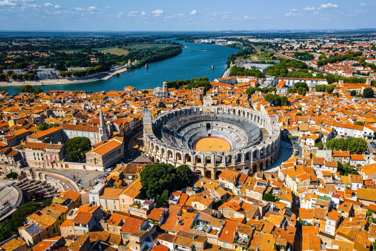 Vista aérea de una ciudad, con un anfiteatro romano en primer término