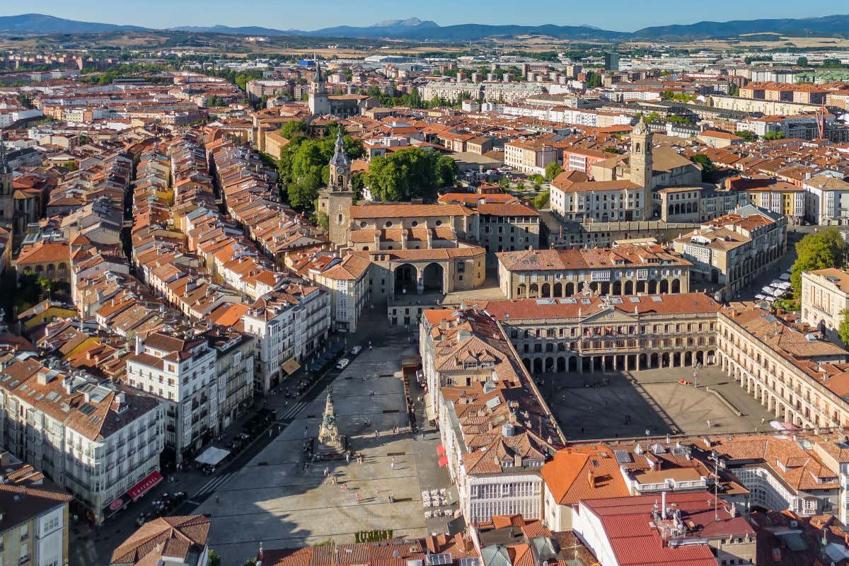 Vista aérea de la ciudad de Vitoria-Gasteiz con varias plazas, casas y torres de iglesias
