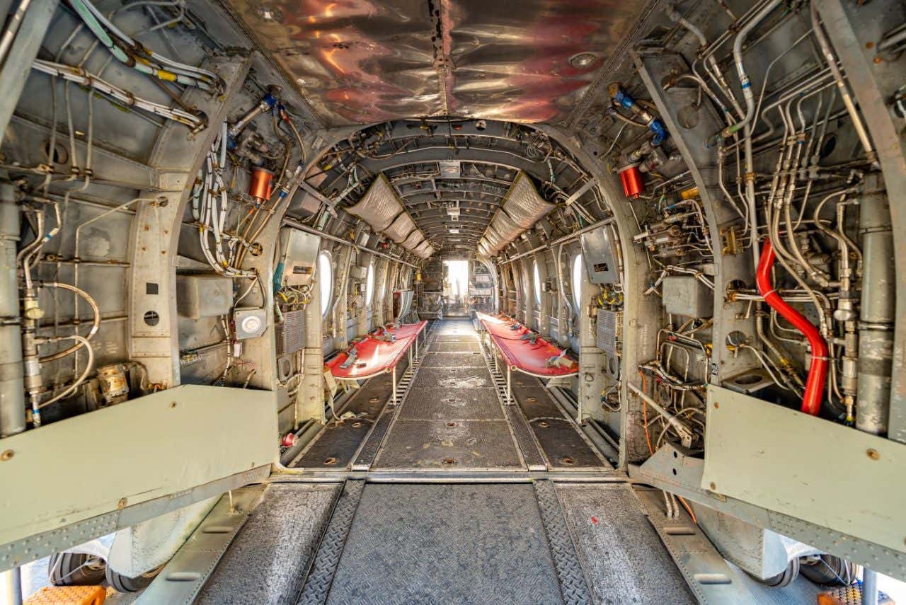 Interior del Museo USS Midway donde se aprecia una aeronave desde dentro