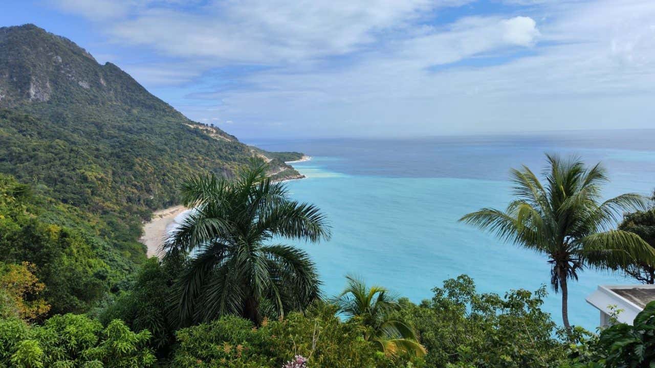 Una vista de una costa montañosa cubierta de vegetación desde un mirador