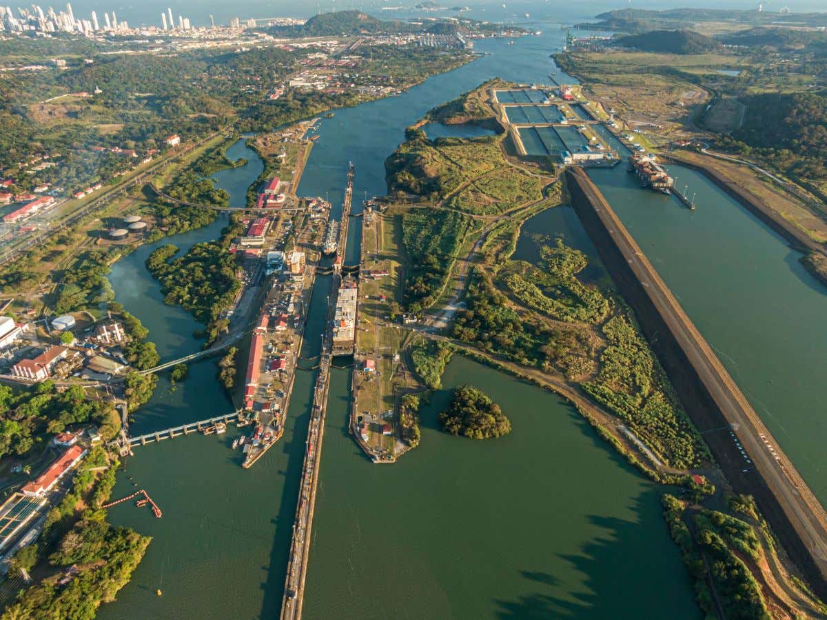 Vista aérea del canal de Panamá en un día soleado