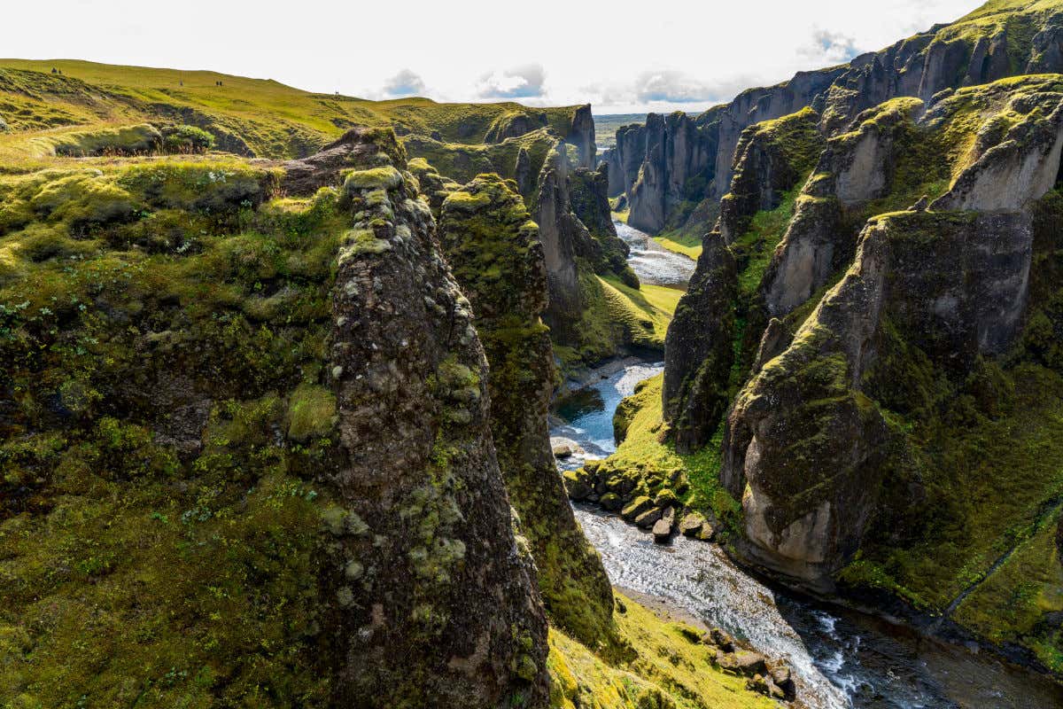 Vista aérea del cañón de Fjaðrárgljúfur, un conjunto de desfiladeros atravesados por un río