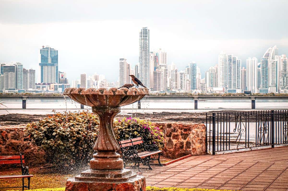 La vista del skyline de Ciudad de Panamá desde el Casco Viejo donde se ve una fuente