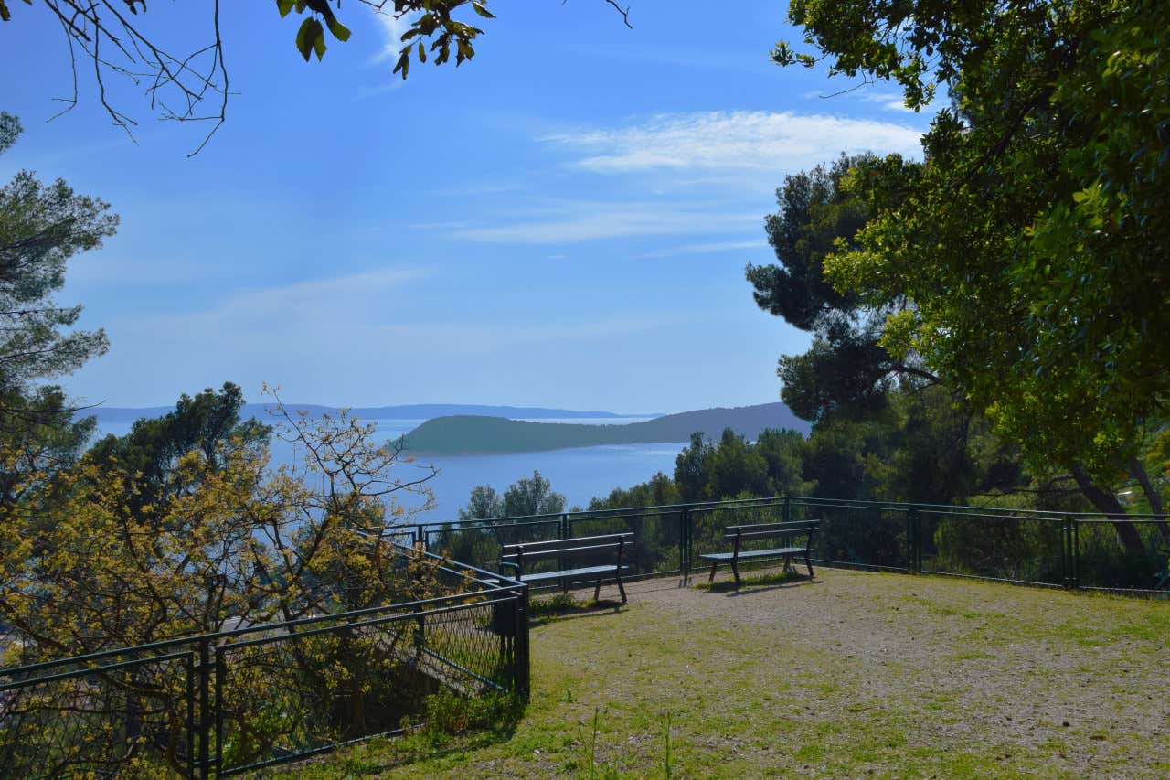 Punto de vista de dos bancos en la colina Majan, Split Croacia