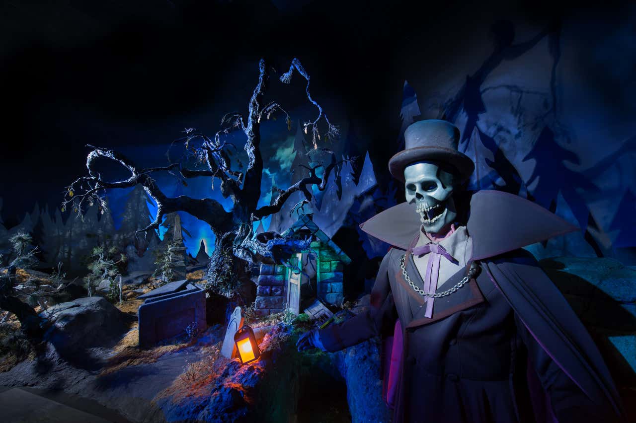 Decoração de Halloween com um esqueleto na Disneyland Paris