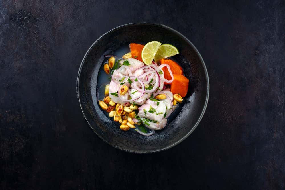Plano cenital de un plato de ceviche peruano
