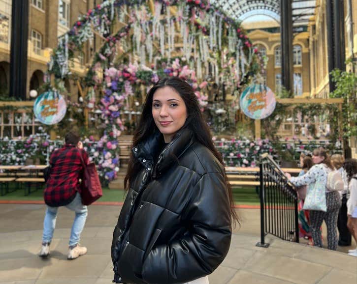 Giovanna Sevilha posando para una foto en Hay's Galleria, en el distrito londinense de Southwark