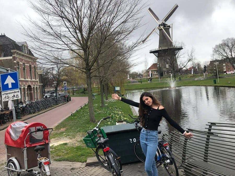 Giovanna con Molen De Valk de fondo en un día gris