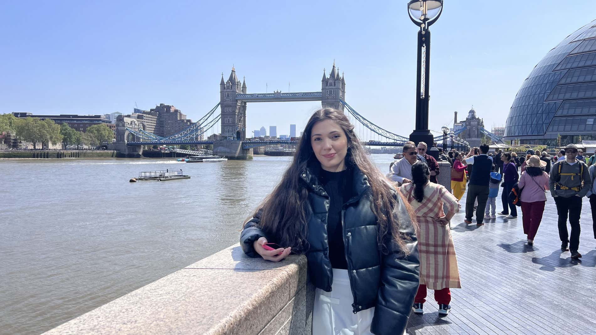 Giovanna Sevilha con el Puente de la Torre, en Londres, de fondo