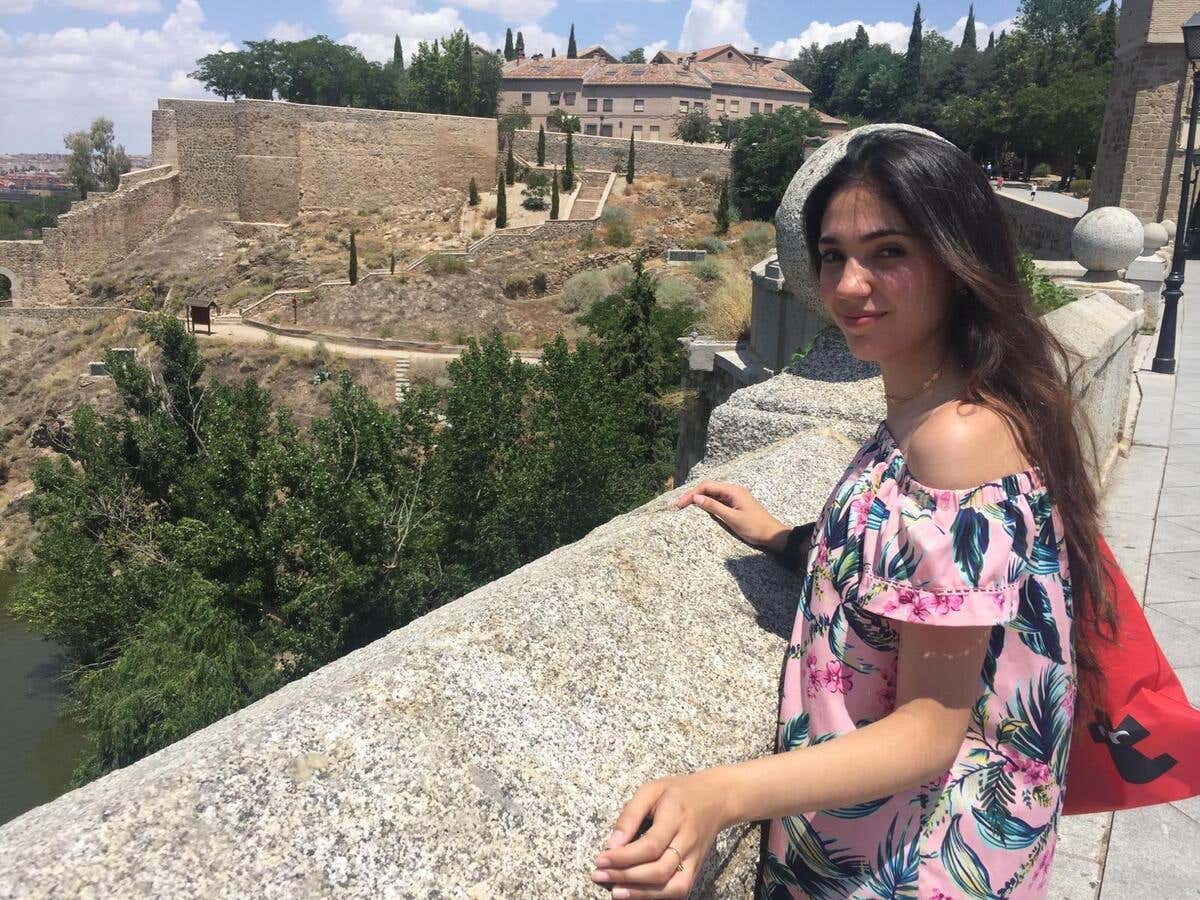 Giovanna Sevilha posando para una foto en un puente de Toledo
