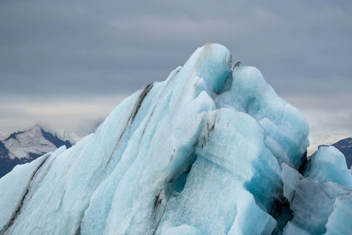 Un enorme bloque de hielo perteneciente a uno de los glaciares de Islandia