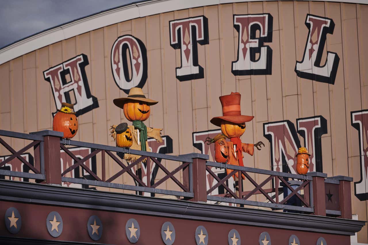Fachada de um hotel da Disneyland Paris com decoração de Halloween
