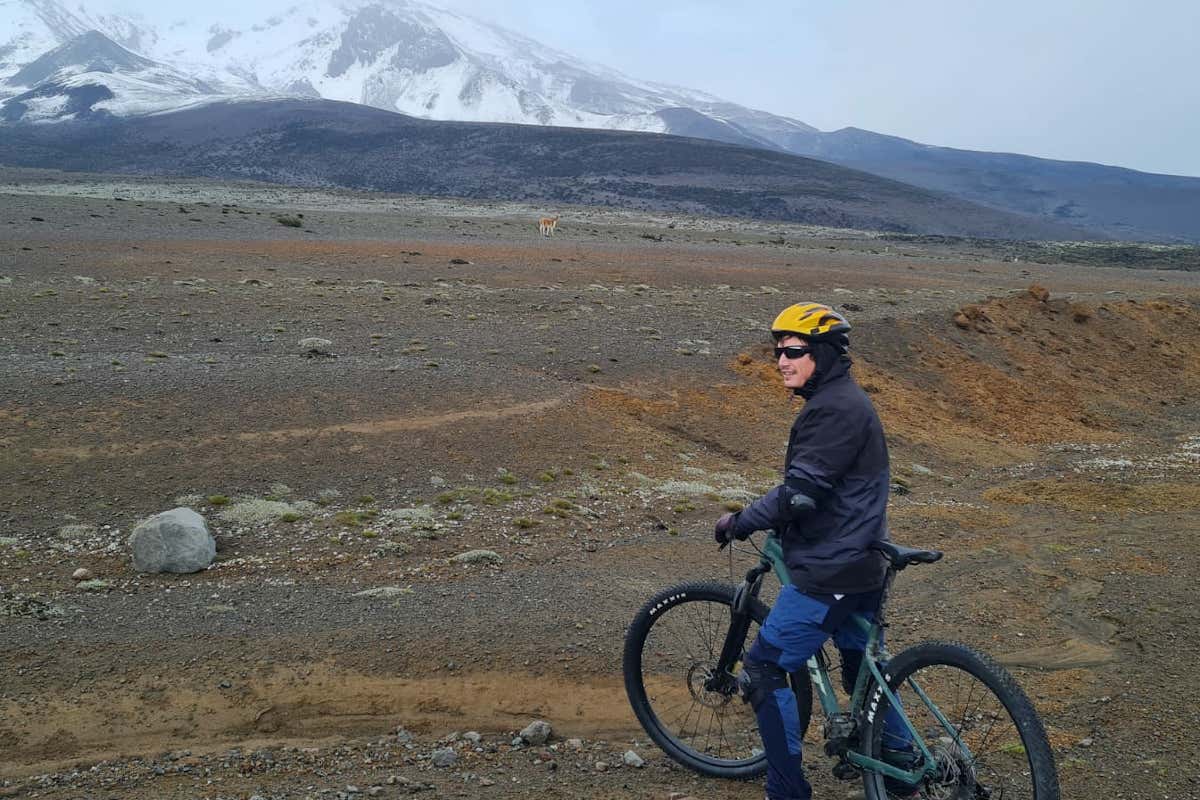 Un hombre recorriendo en bicicleta un paraje de montaña