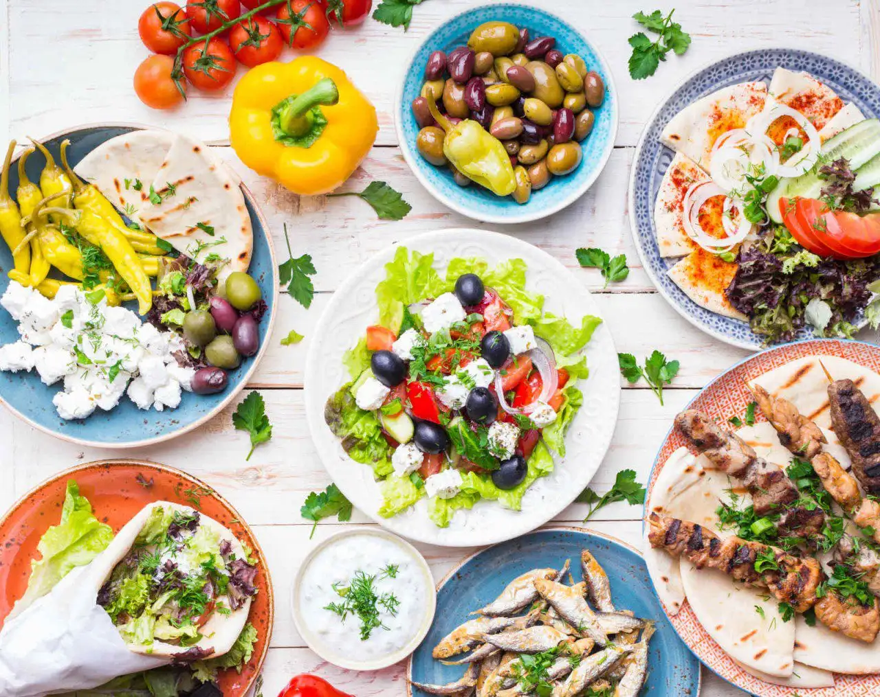 Insalata greca con feta e olive, pita, tzatziki e spiedini di pollo