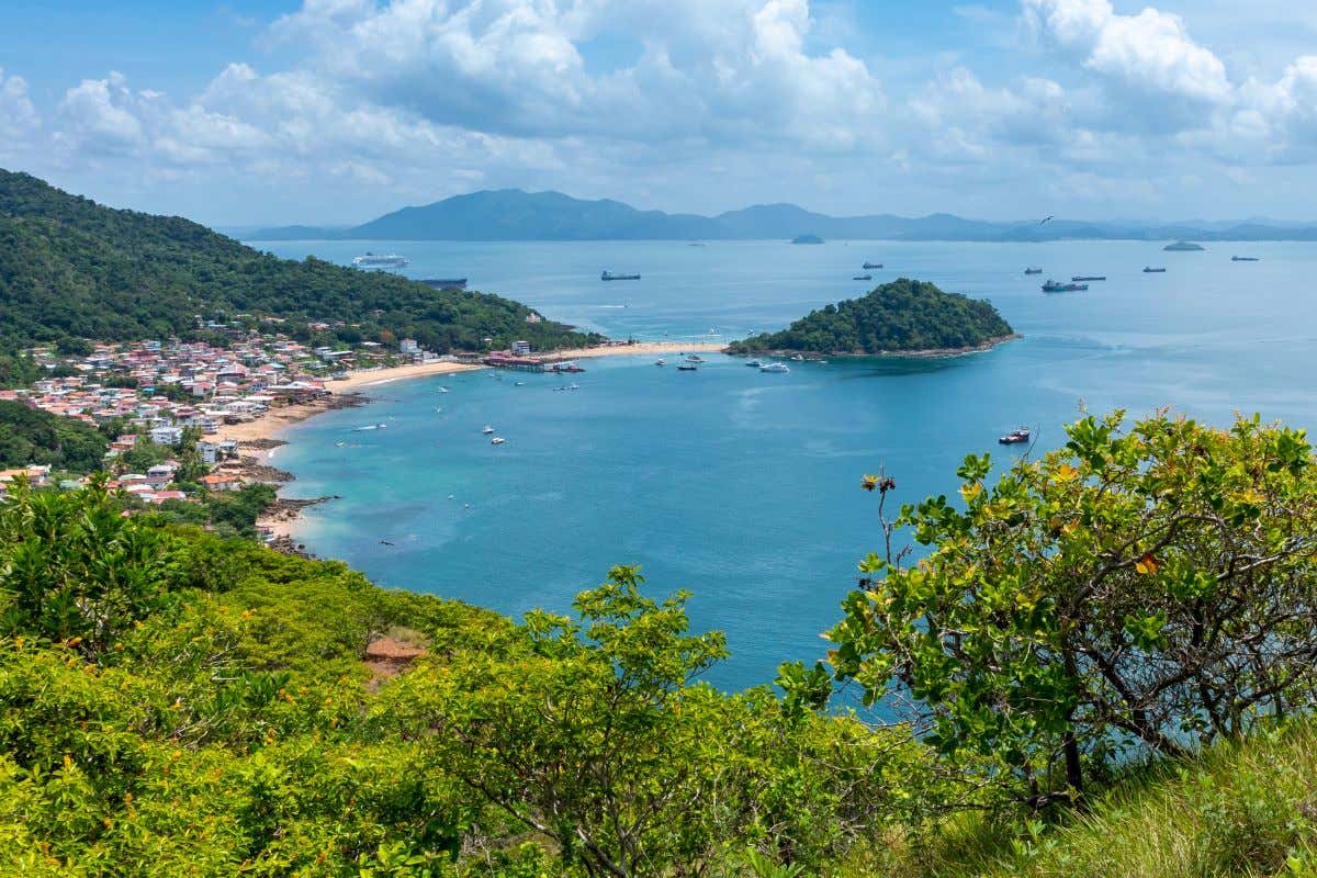 Isla de Taboga vista desde el cerro de la Cruz donde se aprecia el mar