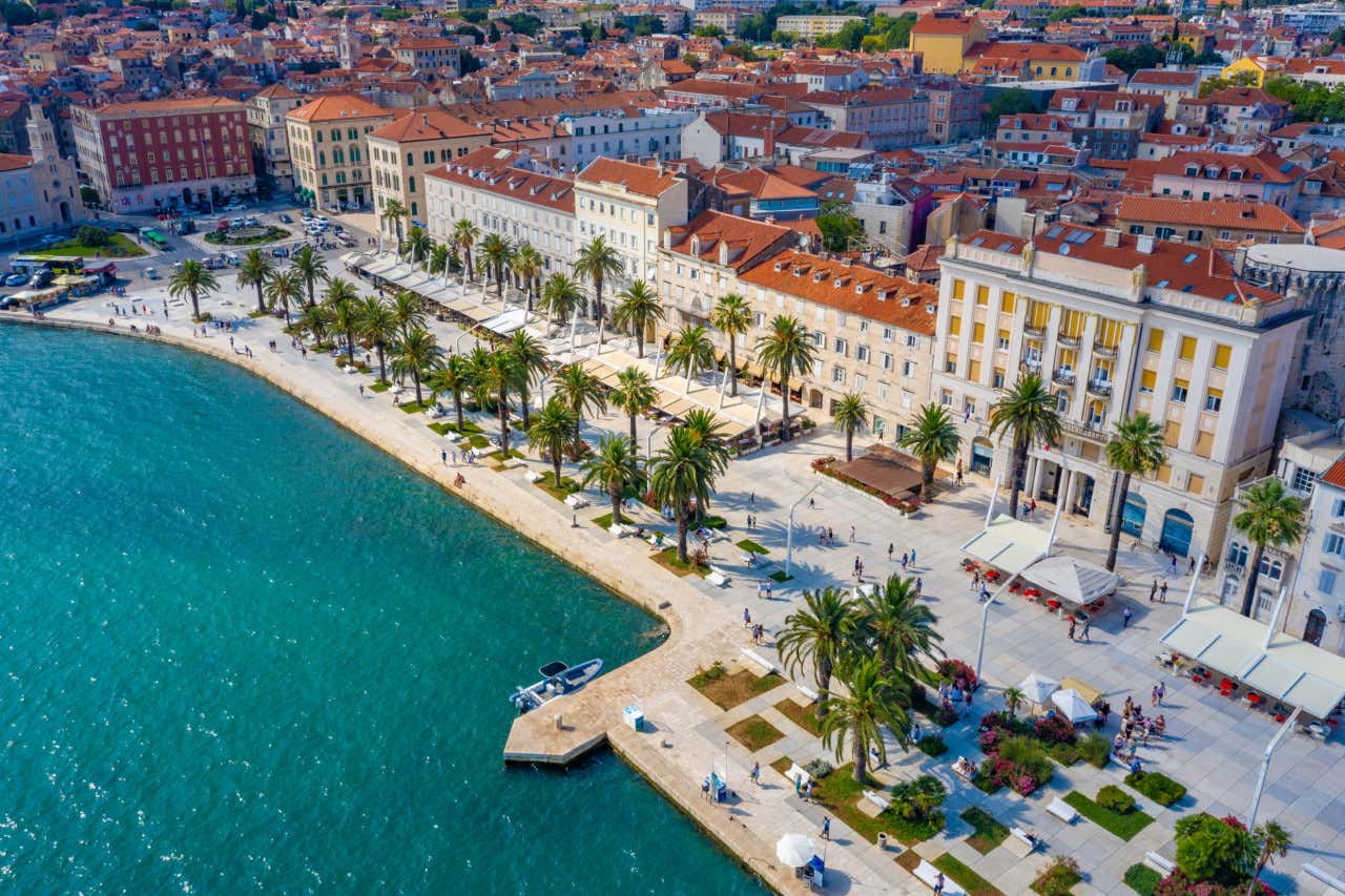 Vista aérea de La Riva, el paseo marítimo de Split, en Croacia, un día soleado