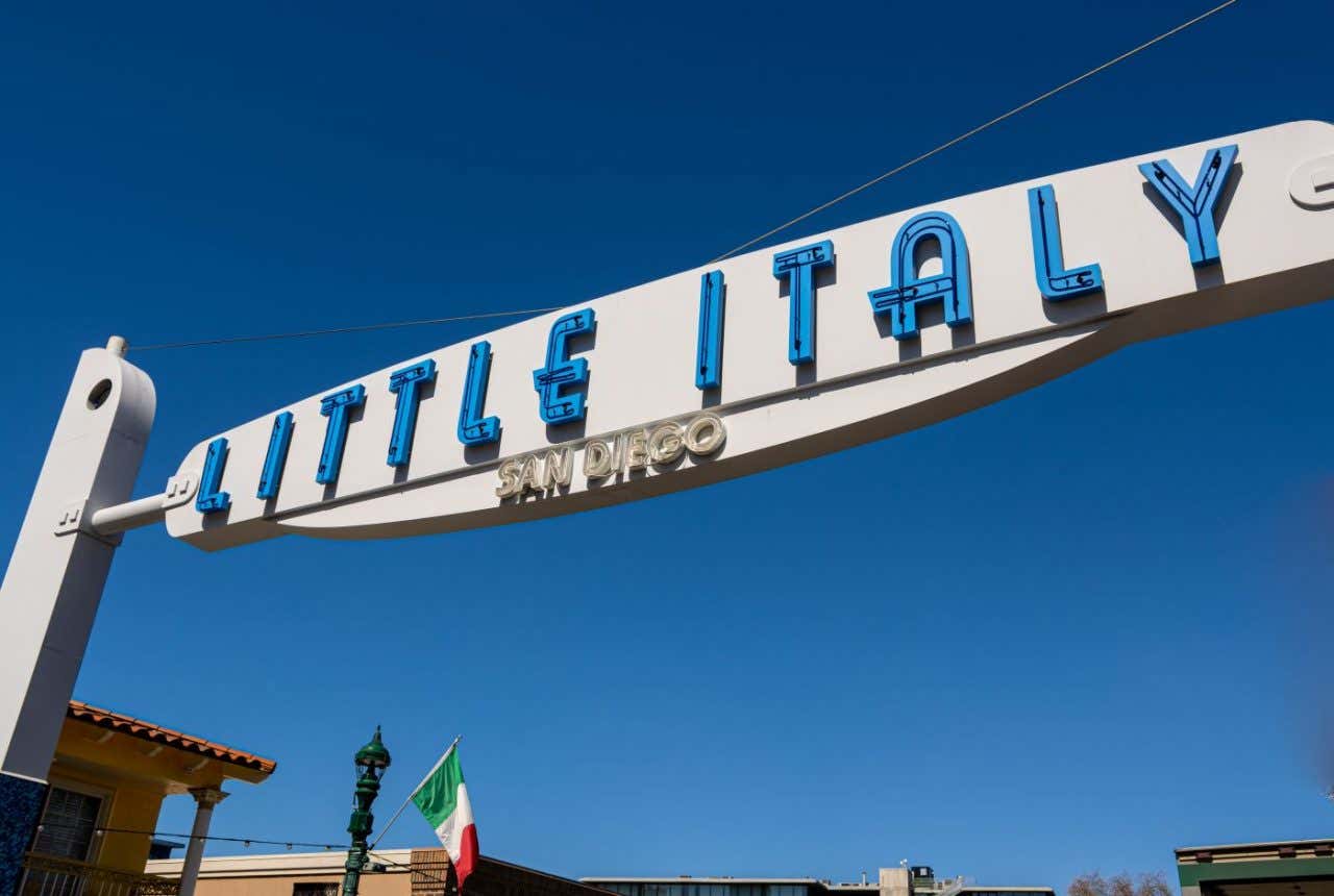 El cartel a Little Italy visto desde abajo con el cielo azul al fondo
