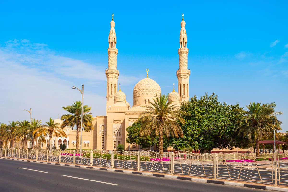 Vistas de una mezquita con dos minaretes altos blancos a sus lados