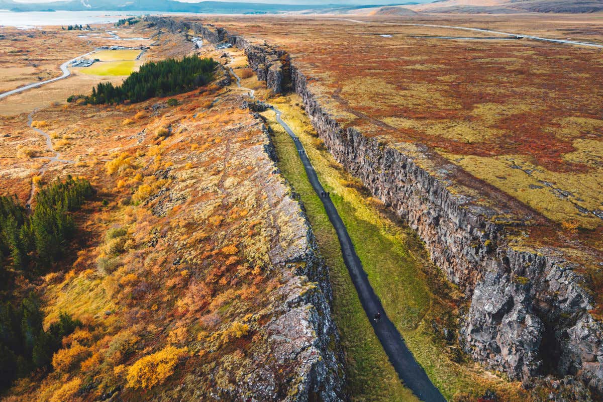 Vista aérea de la separación de dos placas tectónicas en el Parque Nacional de Thingvellir