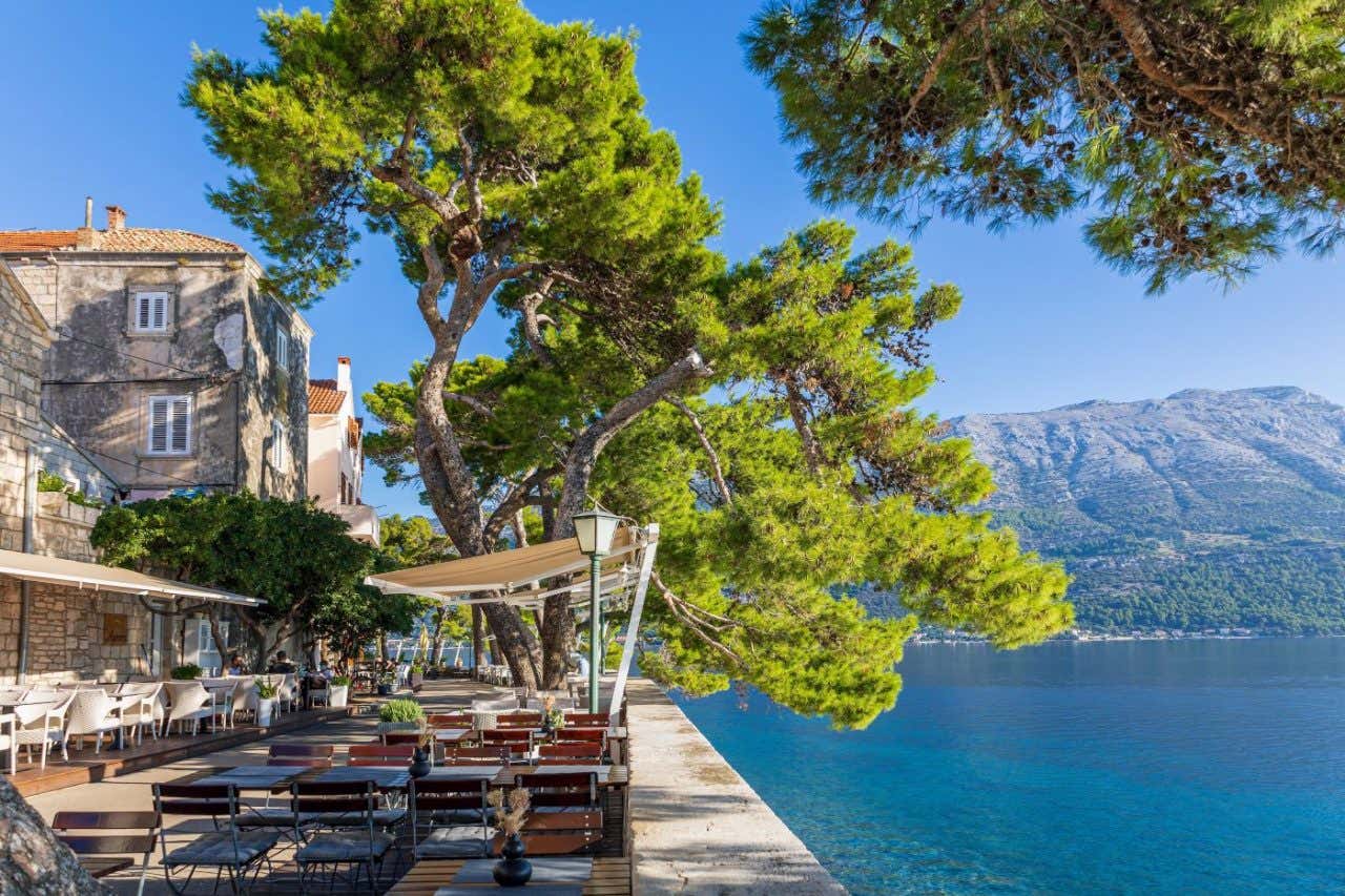 Paseo costero de Korčula donde se aprecia una terraza