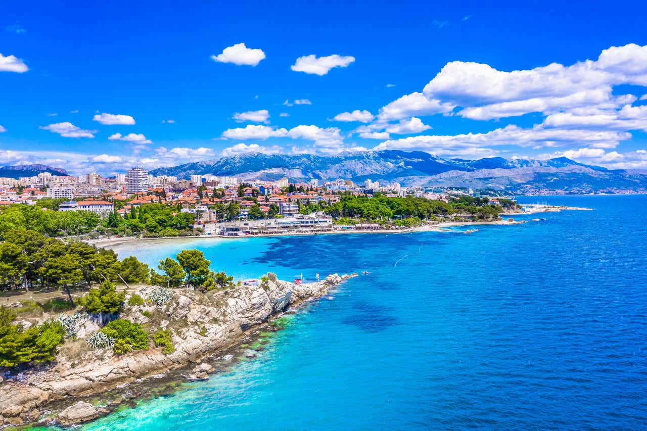Vista panorámica en la famosa playa de Bacvice, ciudad de Split, Croacia