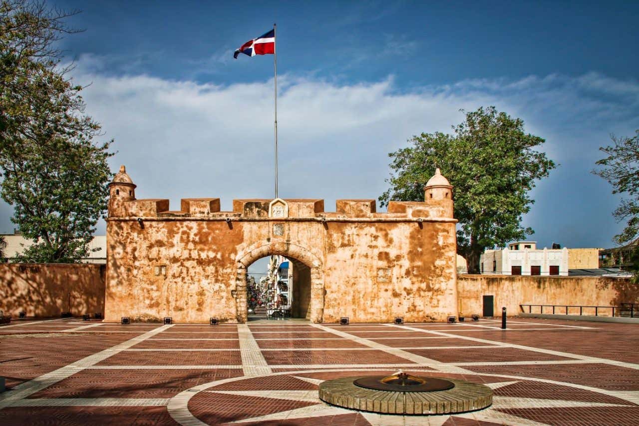 Puerta del Conde en República Dominicana donde se ve una plaza
