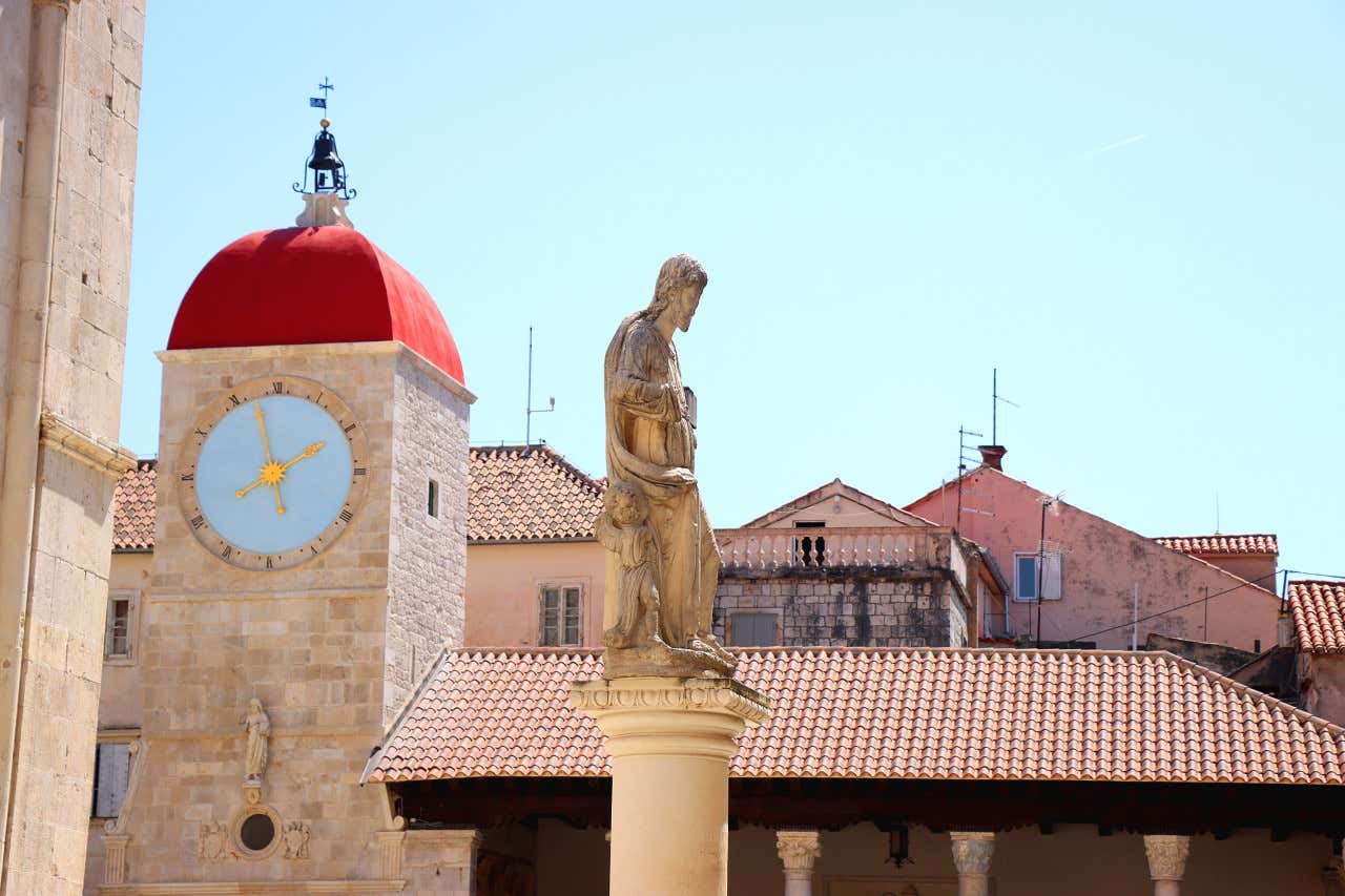Cúpula roia de la Torre del Reloj de Trogir junto a la estatua de San Lorenzo