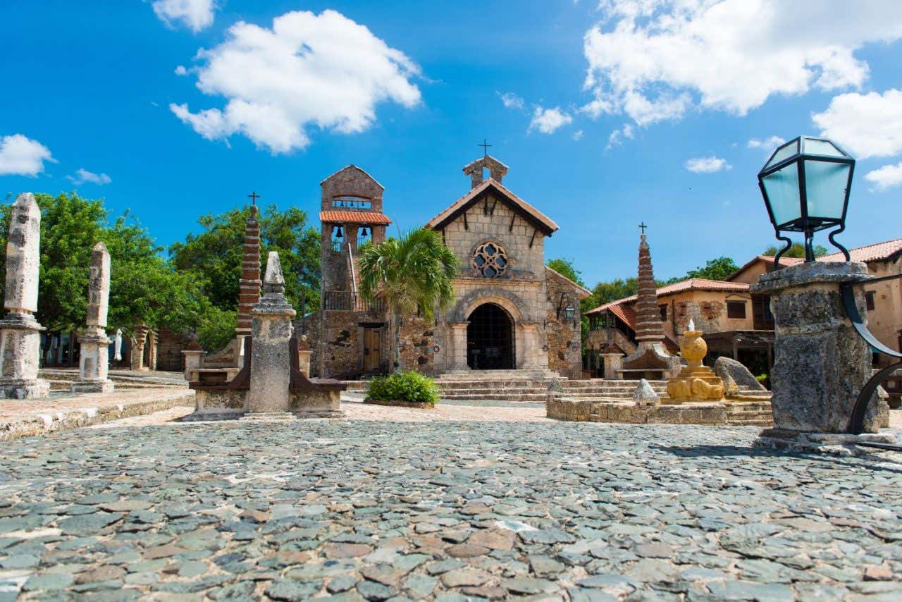 Una calle empedrada rodeada de edificios históricos