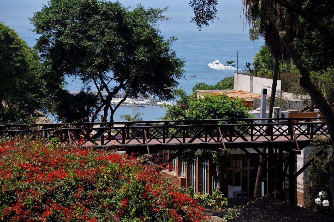 Ponte de Los Suspiros com vista ao oceano Pacífico