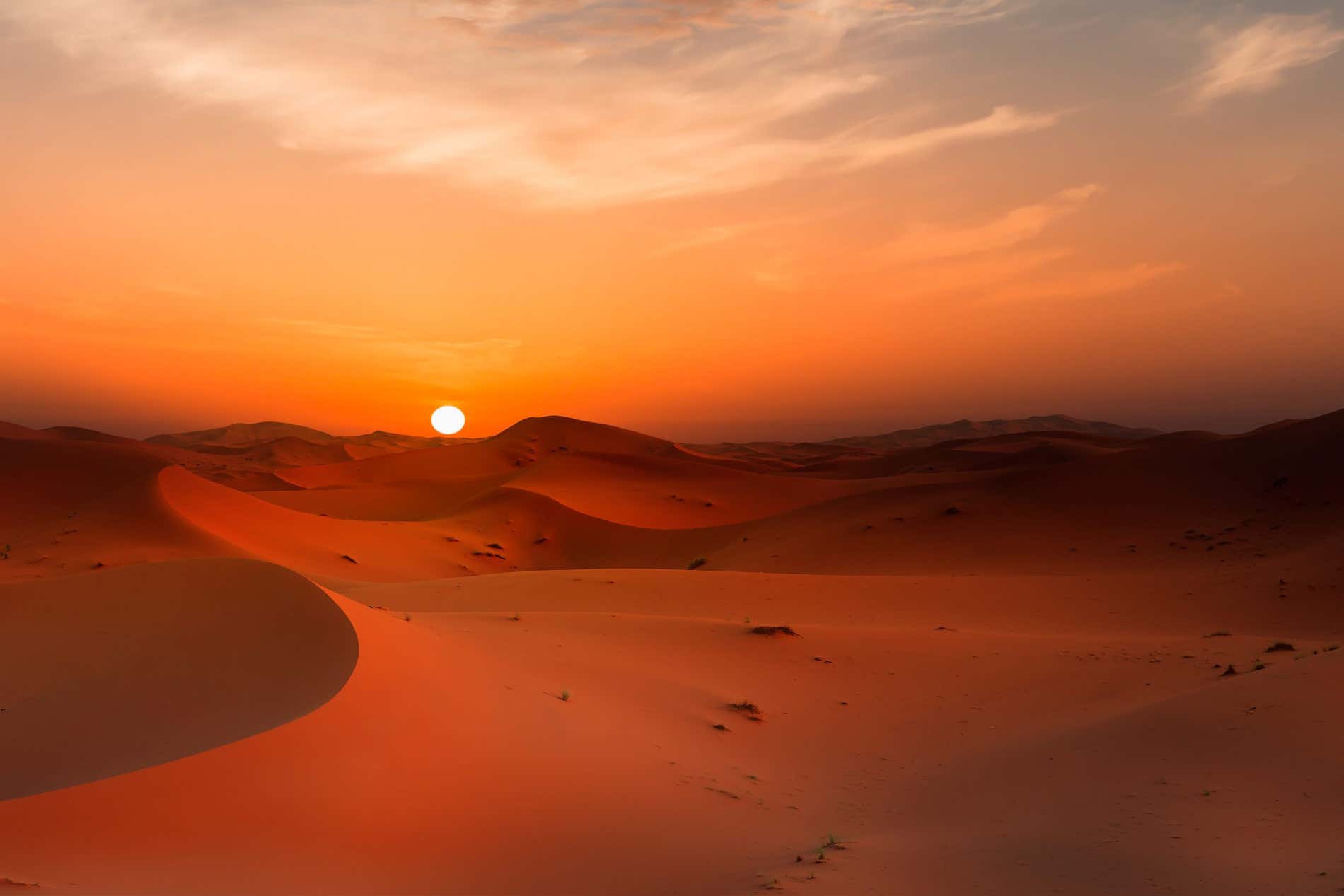 El sol en el horizonte sobre las dunas del Sahara