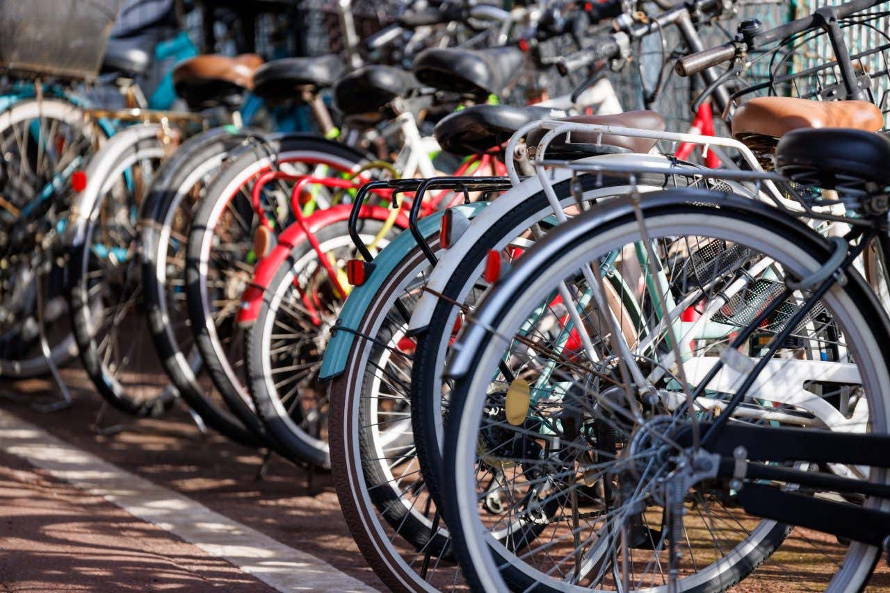 Des vélos garés dans un parking à vélos à Paris