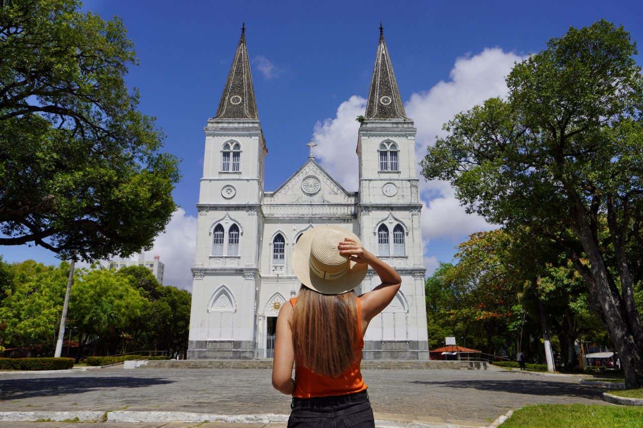 Vista traseira de uma turista visitando a Catedral Metropolitana de Nossa Senhora da Imaculada Conceição de Aracaju