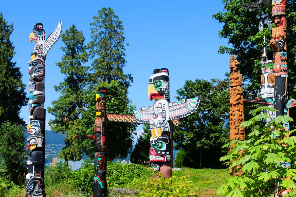 Tótems de madera pintados de vivos colores en un parque