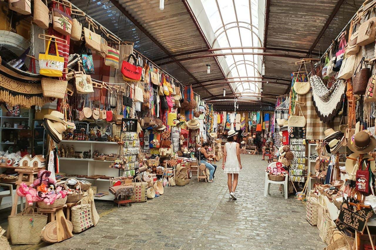 Diversos postos do Mercado com diferentes produtos artesanais, imperdível para fazer em Aracaju