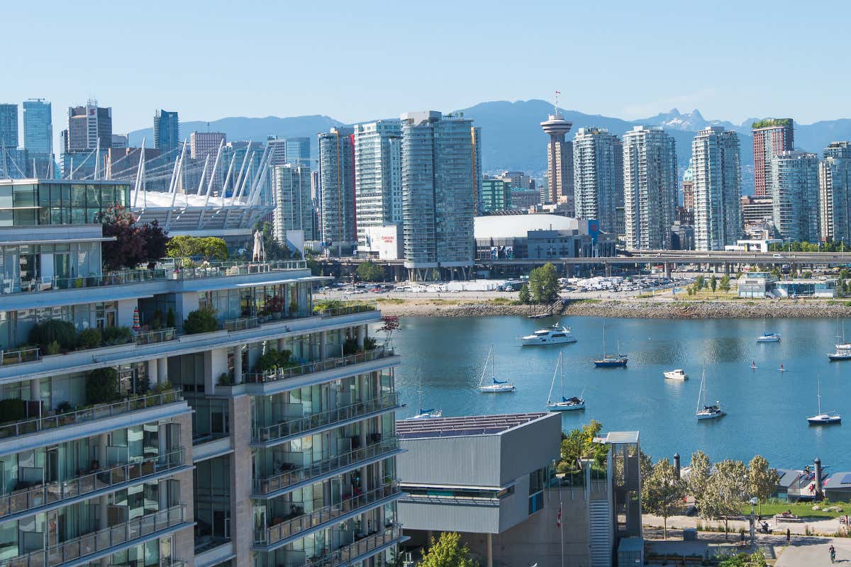 Rascacielos junto a un puerto en la Villa Olímpica, uno de los lugares que ver en Vancouver