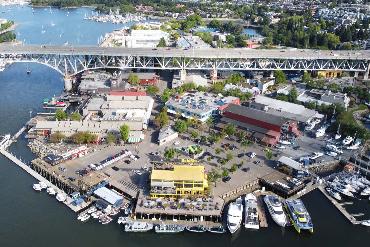 Vista aérea de unos barcos amarrados en los muelles de la isla Granville, uno de los lugares que ver en Vancouver