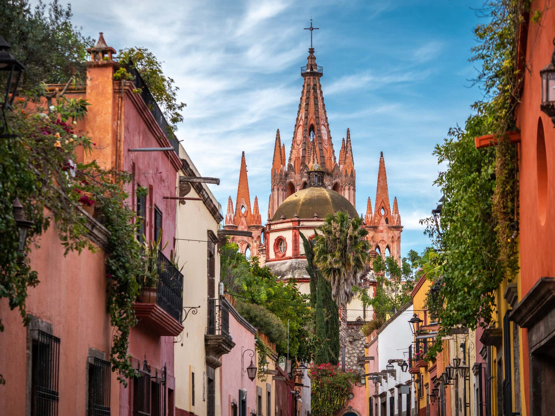Calle de San Miguel de Allende con vista a la parroquia