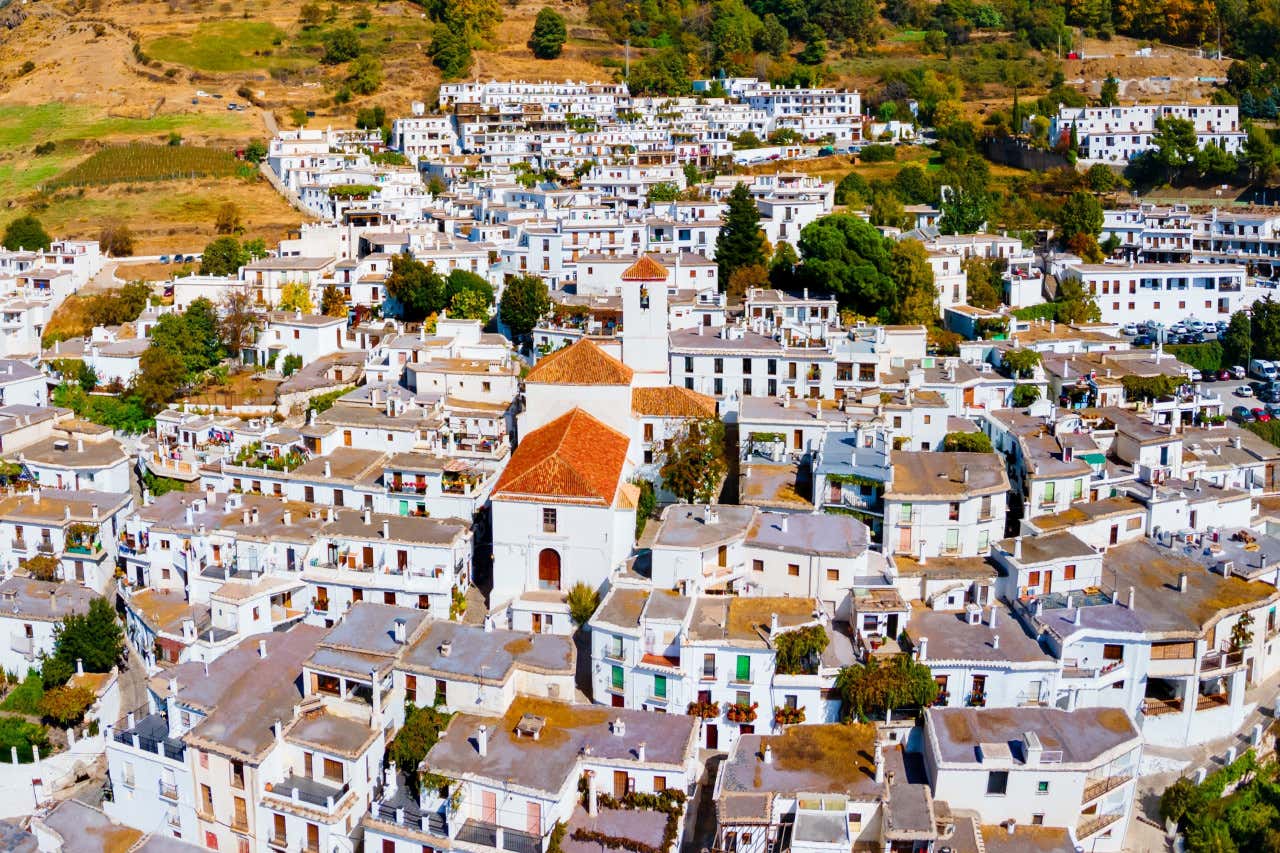 Vista aera panoramica de las casas blancas con tejados naranja, típicas de la Alpujarra