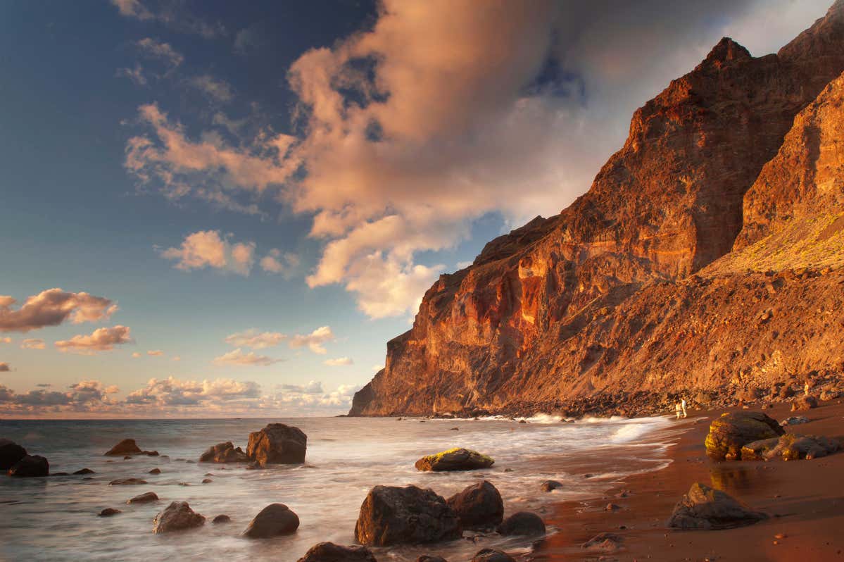Panorámica de la playa del Inglés con los colores del atardecer de fondo y algunas nubes
