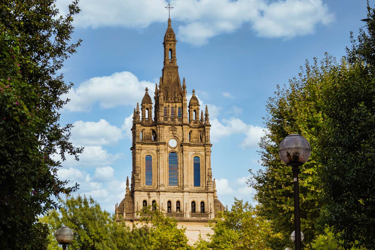 Campanario de una basílica, con un reloj en su parte central